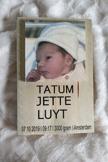 Foto en geboortegegevens op steigerhout