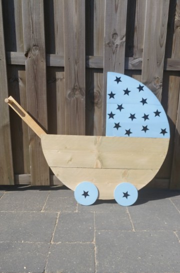 Steigerhouten kinderwagen jongetje